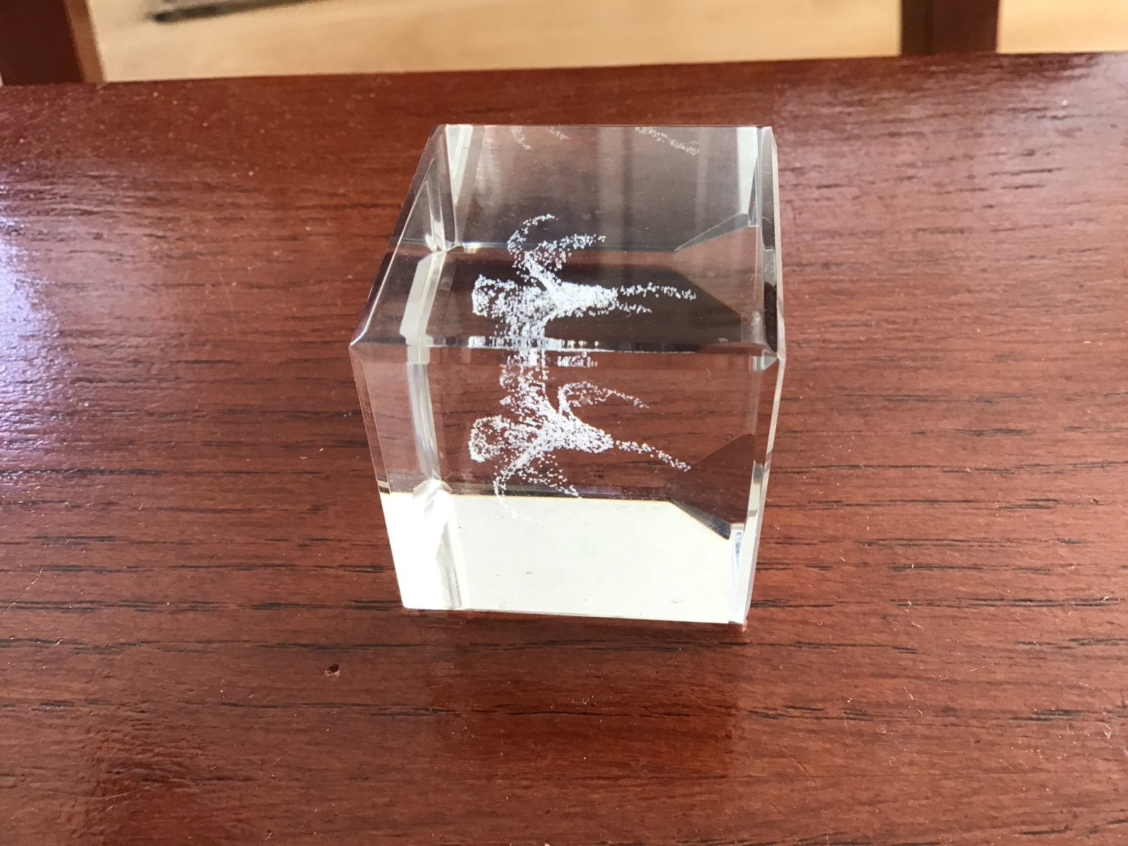 Glazen kubus met 3D-lasergegraveerd figuur, Ophalen of Verzenden, Zo goed als nieuw, Glas, Modern
