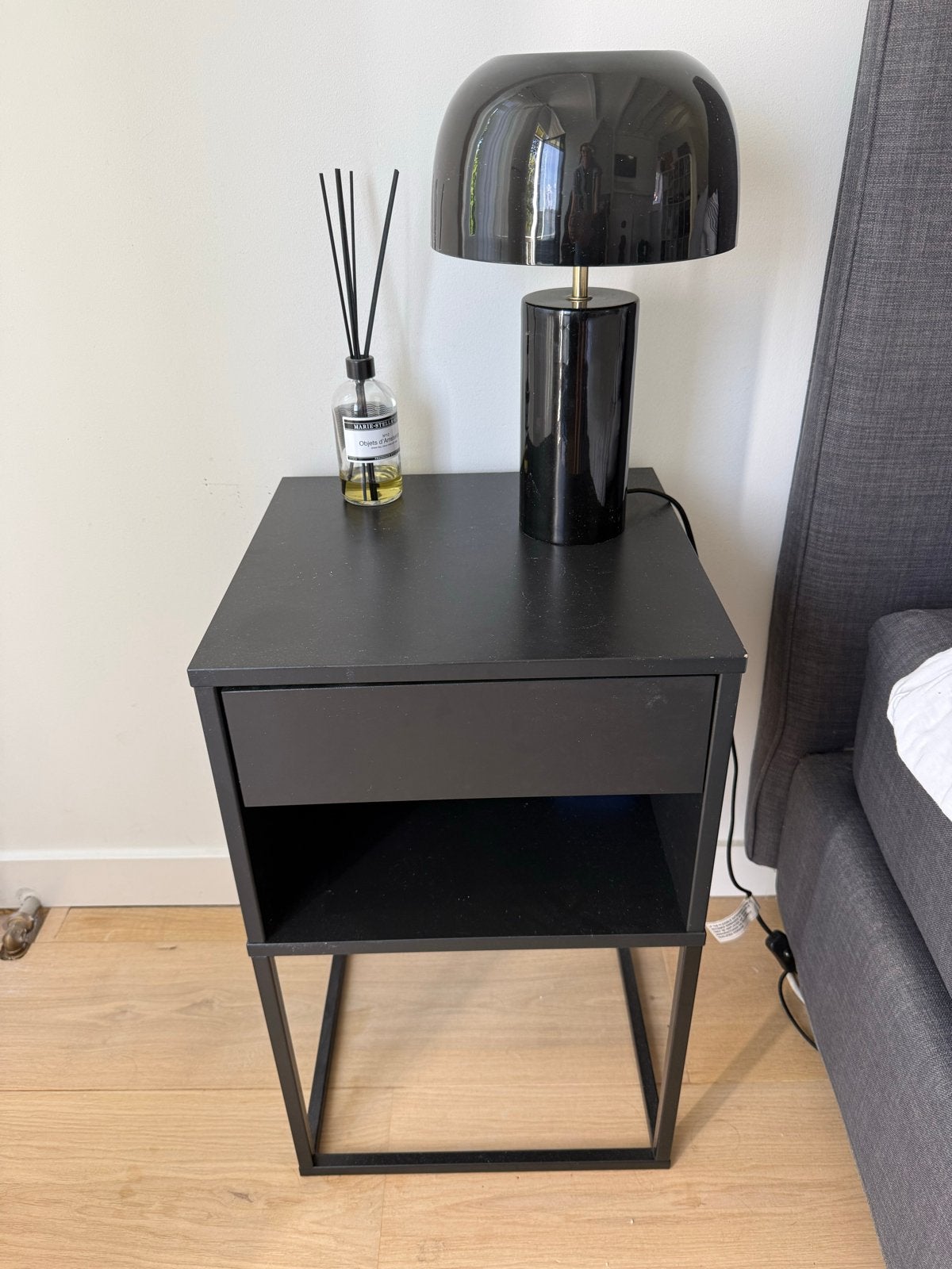 Zwart Ikea nachtkastje Vikhammer met lade en open vak, Ophalen, Gebruikt, Minder dan 45 cm, 55 tot 70 cm