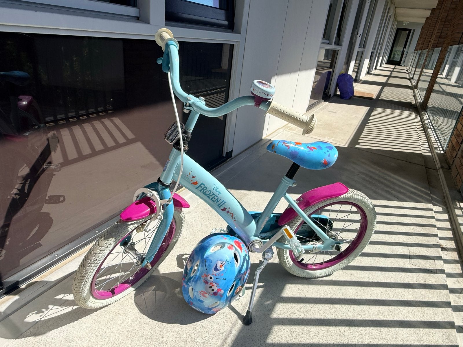 Frozen II kinderfiets 14 inch met helm en standaard, Ophalen, Zijwieltjes, Gebruikt, Velgrem