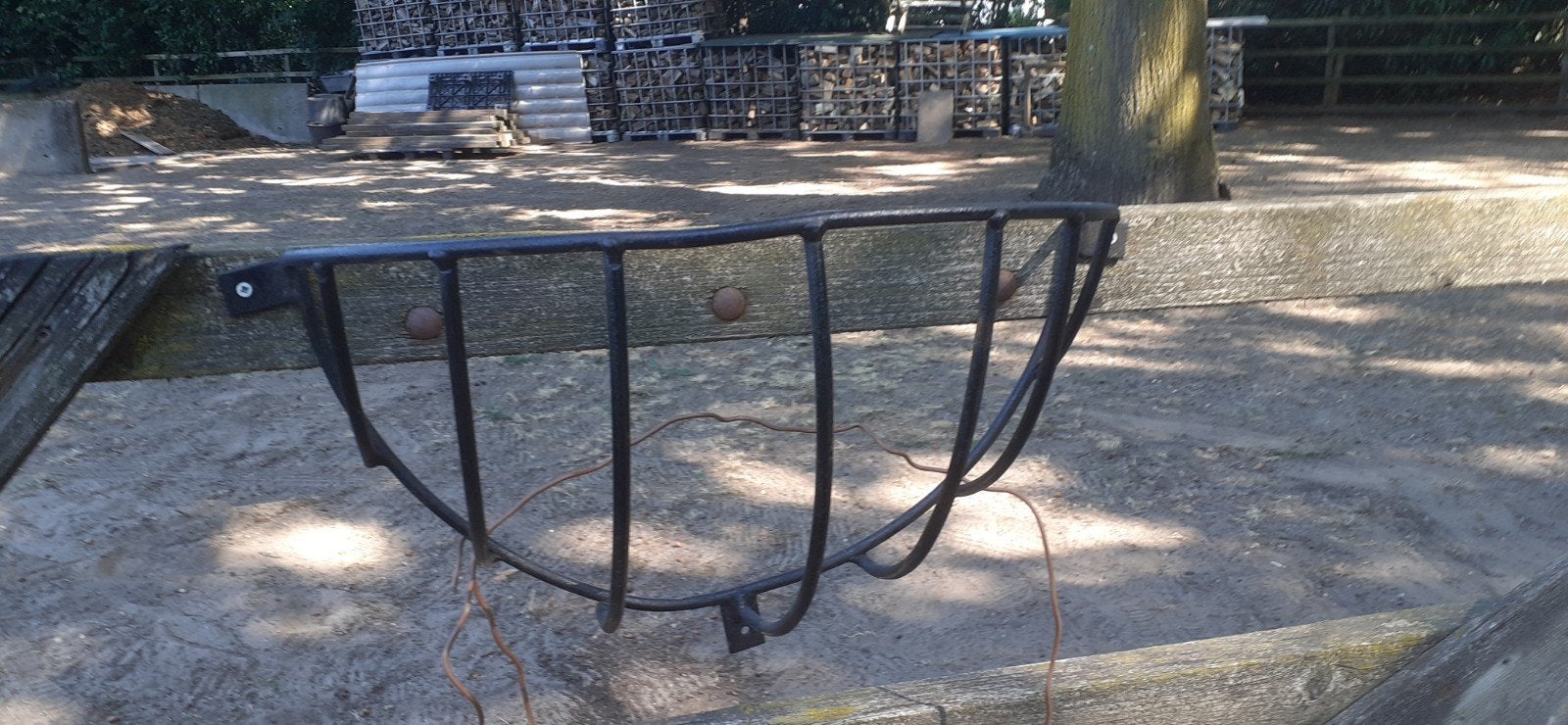 Decoratieve metalen mand voor aan de muur, Ophalen of Verzenden, Metaal, Industrieel, Gebruikt