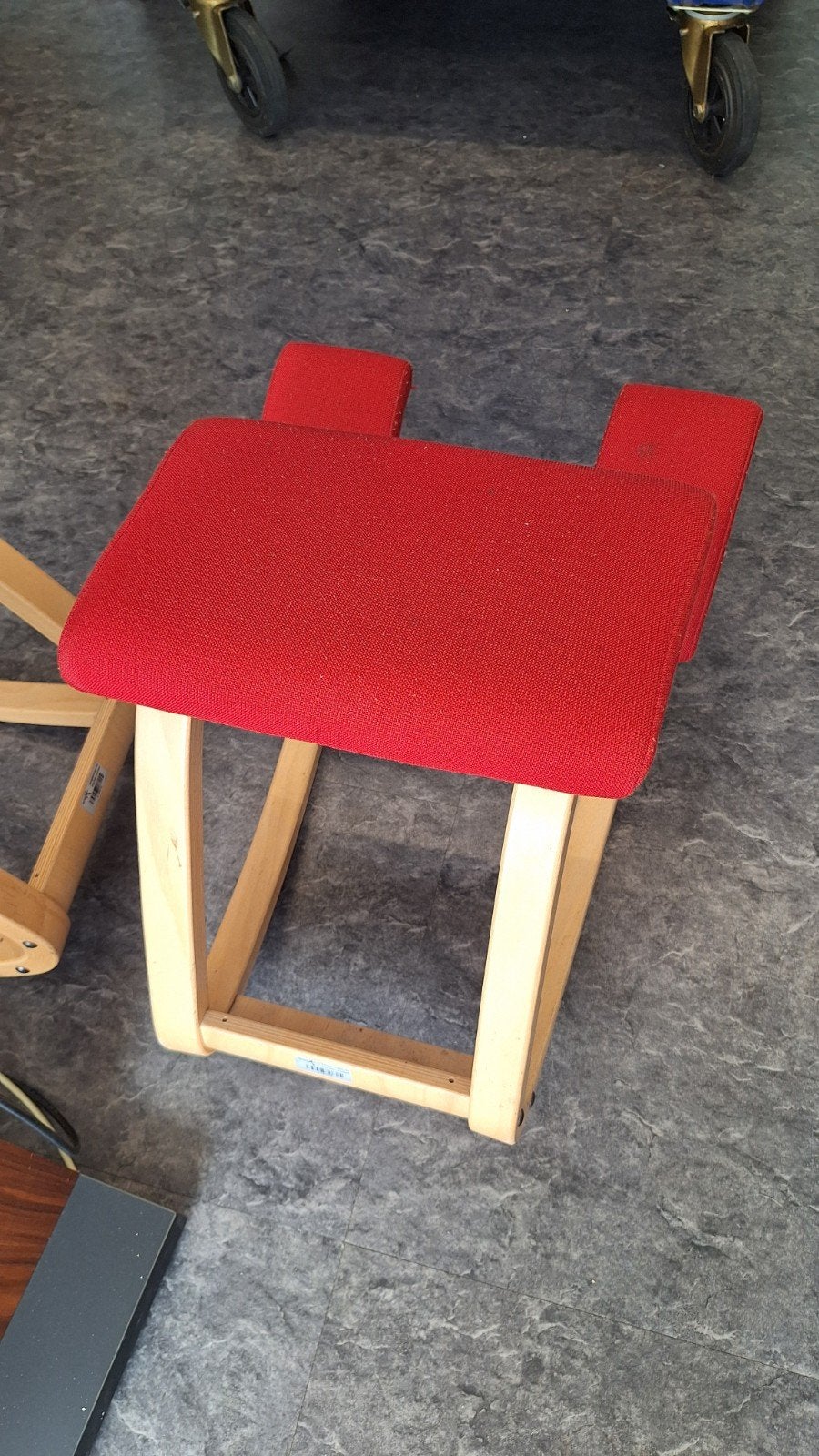 Varier Variabele Kniestoel van Stokke - Rood, Huis en Inrichting, Stoelen, Ergonomisch, Scandinavisch, Gebruikt, Ophalen of Verzenden