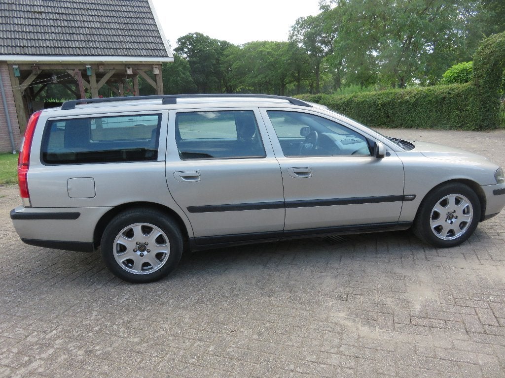 Volvo V70 2.4 170PK 2002 Beige/airco/APK tot juni 2027, Auto's, Volvo, Voorwielaandrijving, Navigatiesysteem, 1800 kg, Zwart
