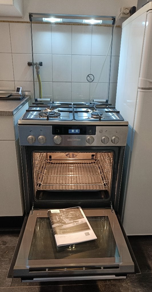 Siemens: fornuis met gaskookplaat { HX74W536N }, Ophalen, Hete lucht, 4 kookzones, Zo goed als nieuw