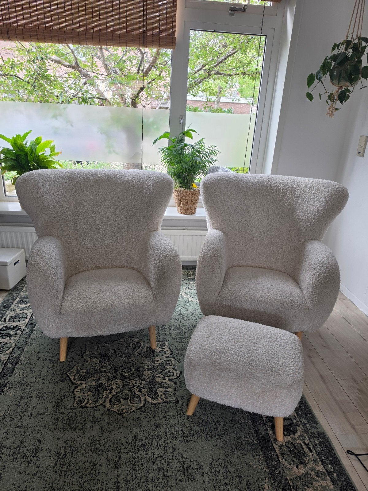 Twee vildsund off white stoelen met voetenbankje, Huis en Inrichting, Ophalen of Verzenden, Hout, 75 tot 100 cm