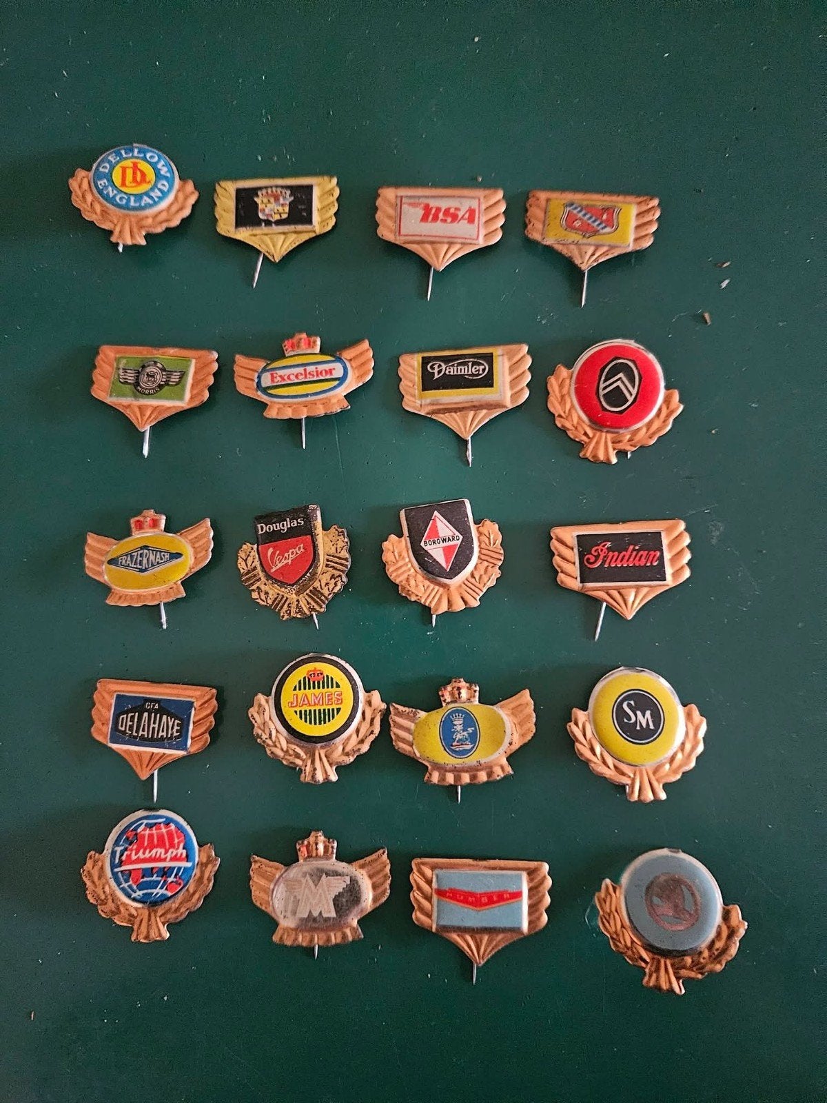 Verzameling vintage auto- en motorfietsspeldjes, Verzamelen, Speldjes, Pins en Buttons, Verzenden, Gebruikt, Transport