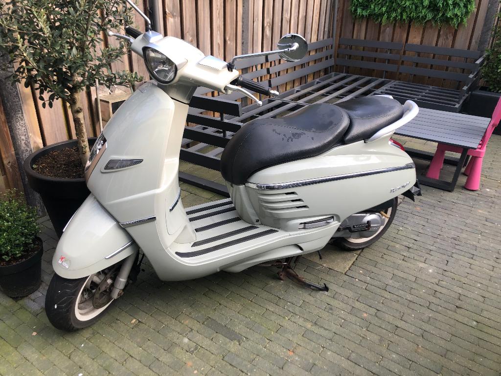 Peugeot django scooter, Fietsen en Brommers, Ophalen, Gebruikt, Benzine, Peugeot