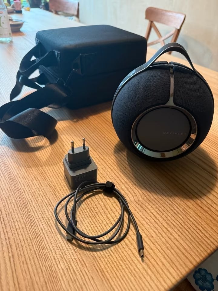 Devialet Mania draadloze luidspreker inclusief draagtas.