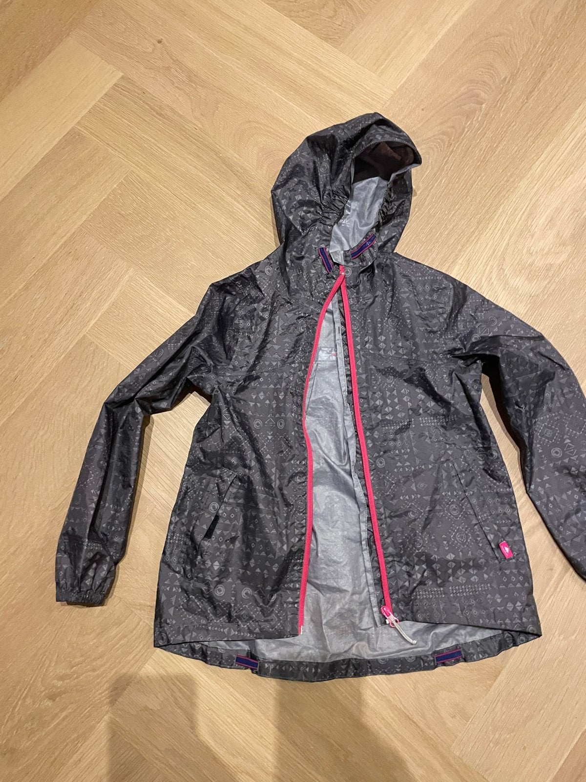 Quechua opvouwbare regenjas voor kinderen, Ophalen of Verzenden, Zo goed als nieuw, Meisje, Jas