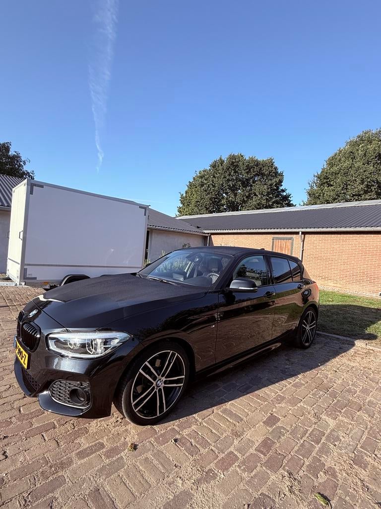 Dikste BMW 118i 2018 in NL| Apple CarPlay | M Sport, Auto's, BMW, Zwart, 650 kg, 3 cilinders, 1300 kg