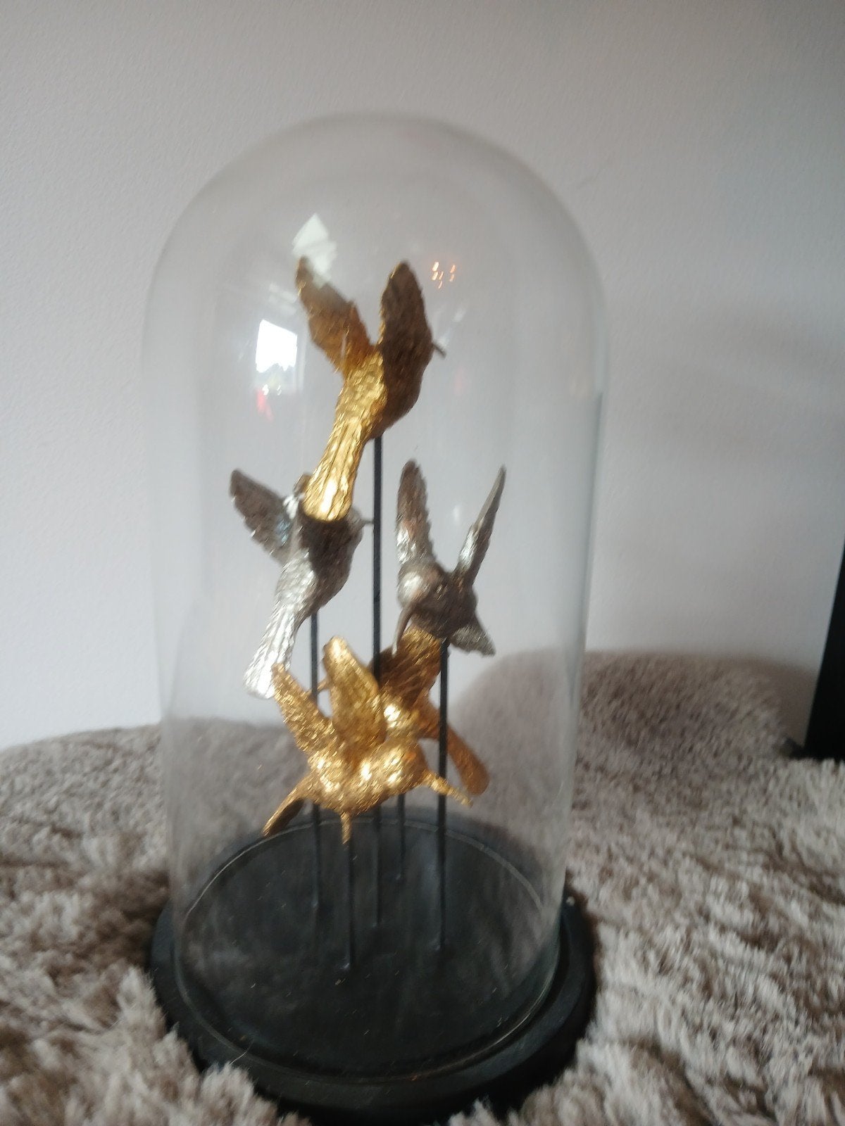 Glazen stolp met gouden en zilveren vogels, Huis en Inrichting, Meerkleurig, Ophalen of Verzenden, Zo goed als nieuw, Modern