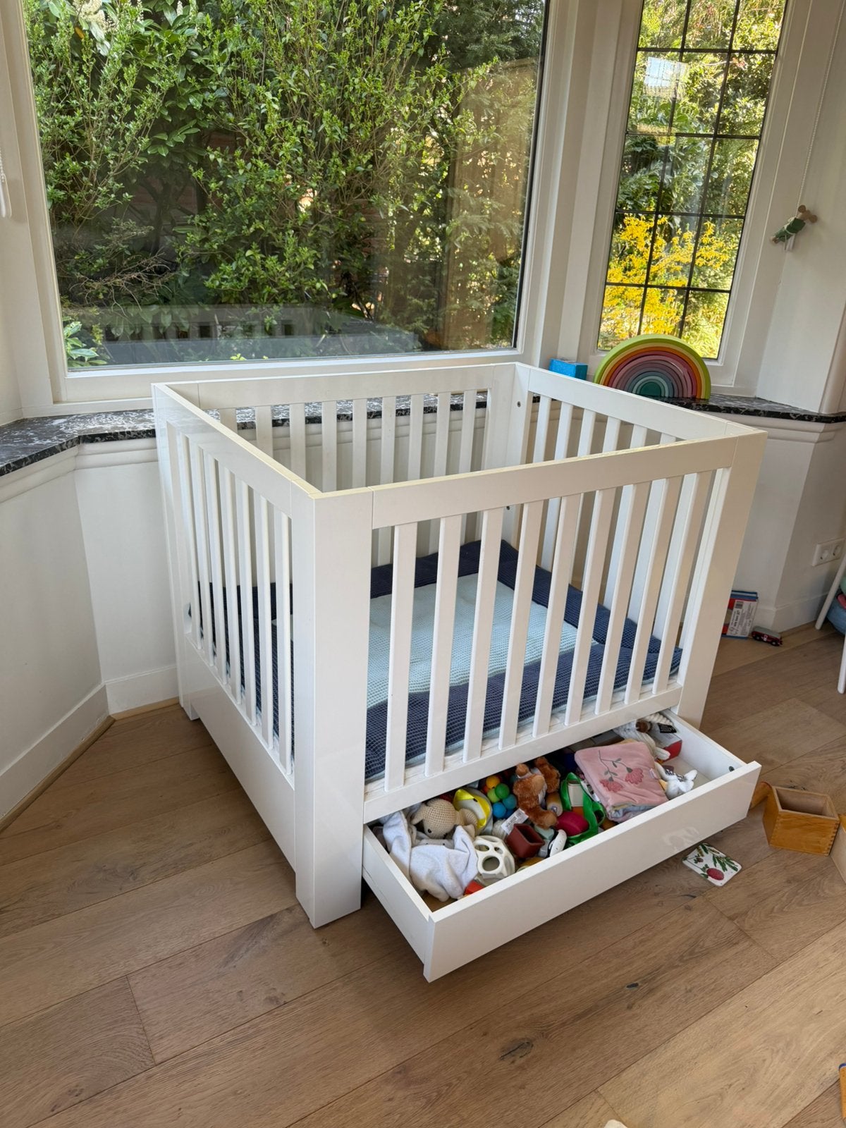 Kidsmill Alaska II Box met lade + Boxkleed – Wit, Kinderen en Baby's, Boxen, Ophalen, Gebruikt, Rechthoekig, In hoogte verstelbaar
