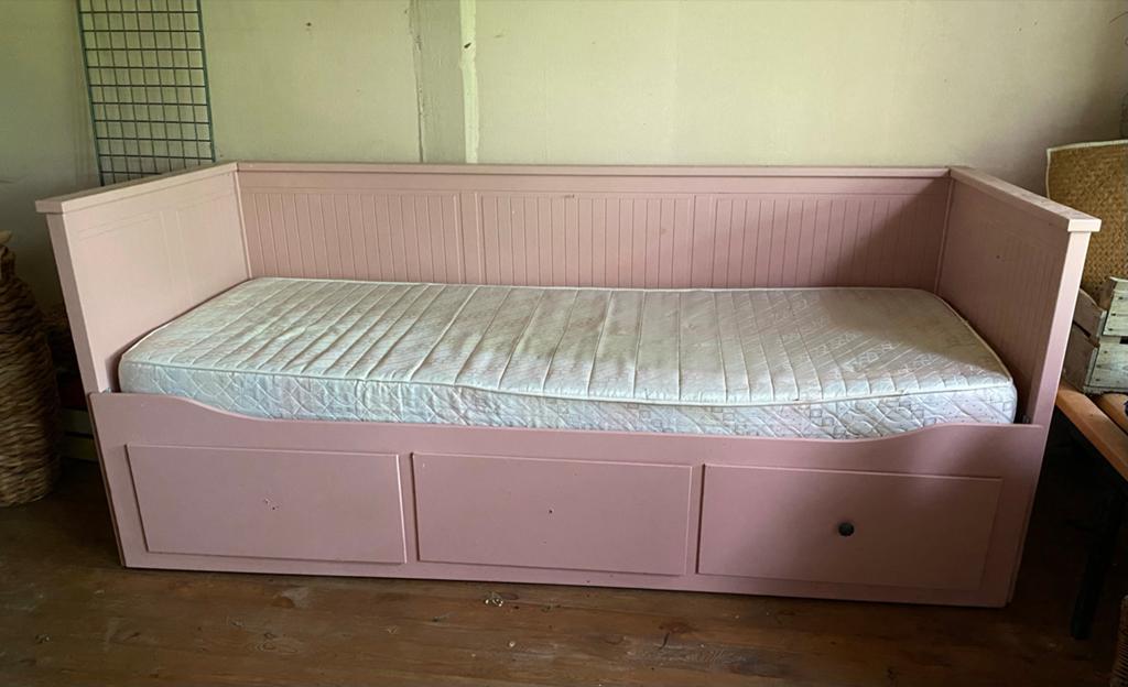 Roze bedbank Hemnes uitschuifbaar naar 2 persoonsbed, Huis en Inrichting, Slaapkamer | Bedden, Ophalen, Gebruikt, Overige kleuren