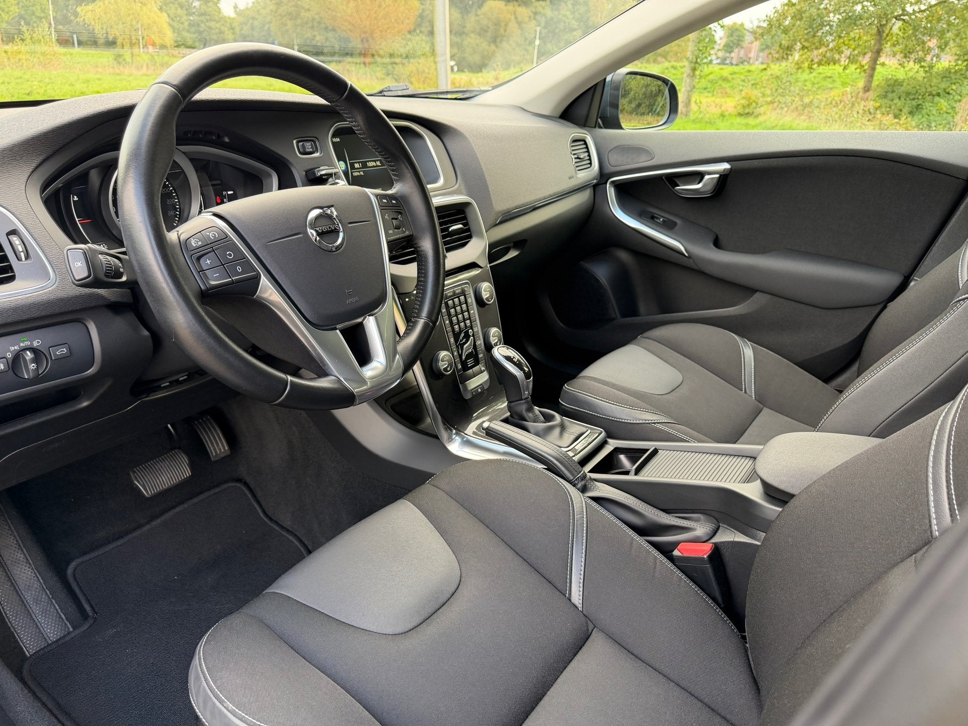 Volvo V40 1.5 T3 Nordic+ | Automaat | Standkachel | Trekhaak, Auto's, 4 cilinders, 700 kg, Blauw, Leder en Stof