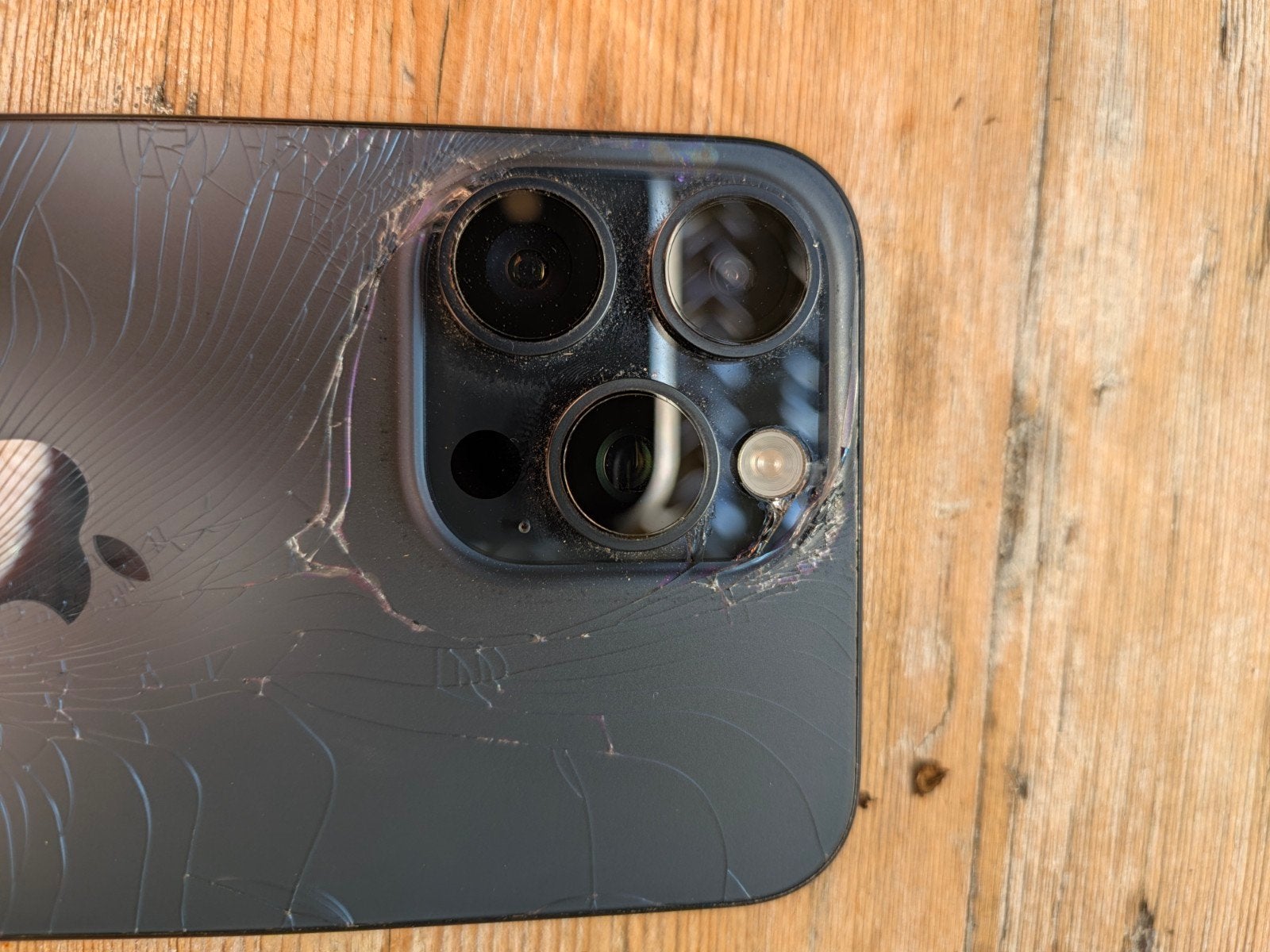 Foto 3 van iPhone 15 Pro Max - Achterkant beschadigd