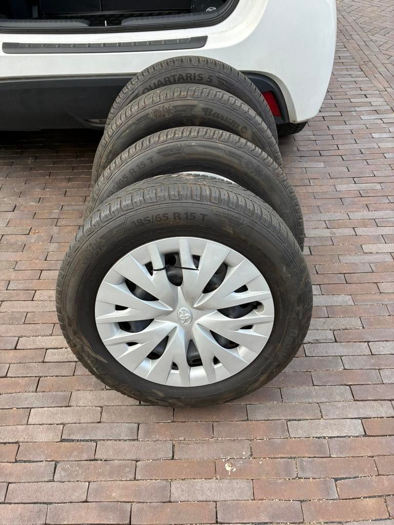 Set velgen 15” toyota Yaris 2023 + wieldoppen, Ophalen, 15 inch, Velg(en), 185 mm