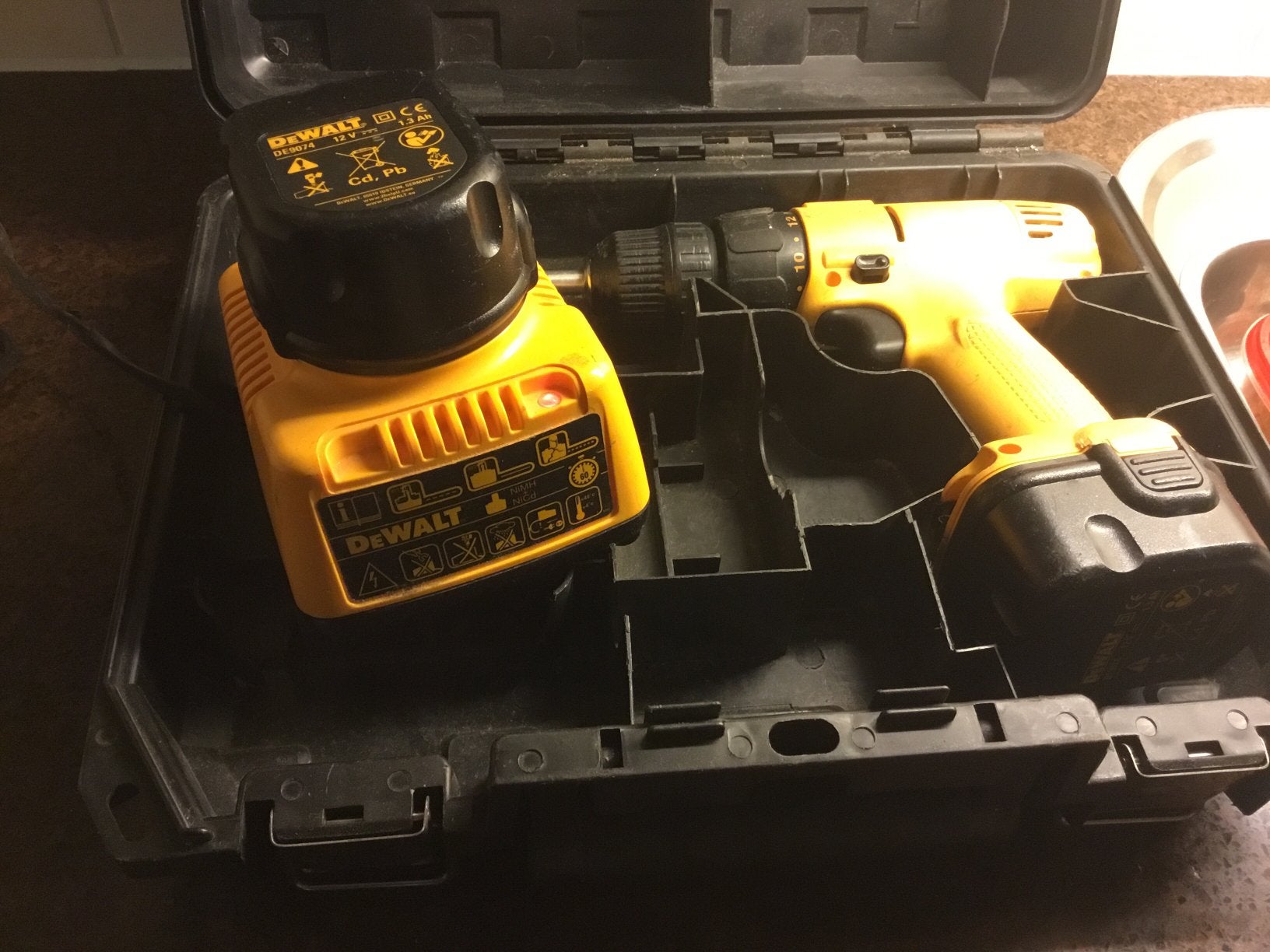 DeWaLT. 12 V. Accu boormachine €20, Ophalen of Verzenden, Zo goed als nieuw, Boormachine