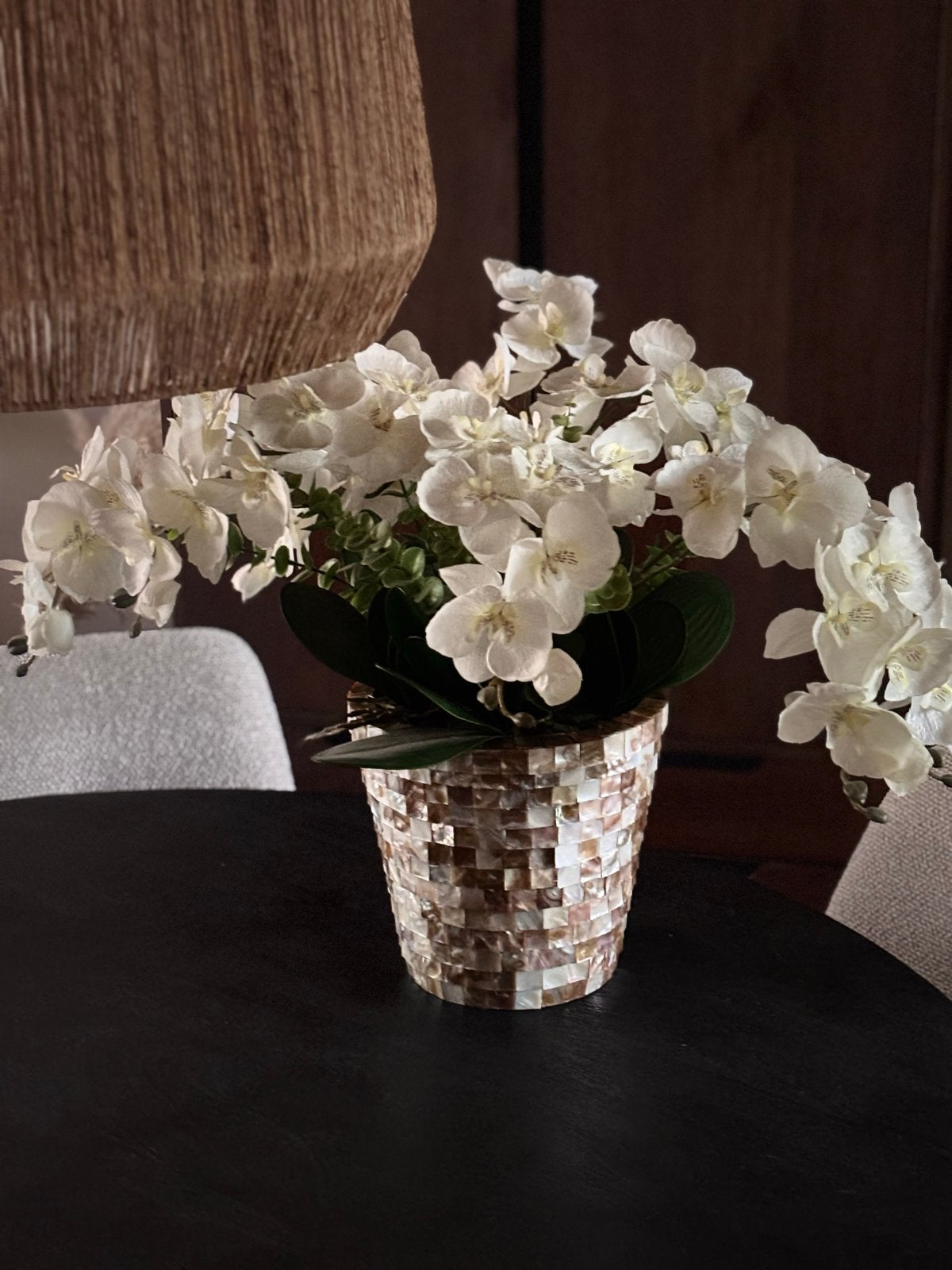 Prachtige kunst orchidee in mozaïek schelpen  pot, Binnen, Kunstplant, Ophalen of Verzenden, Kunststof