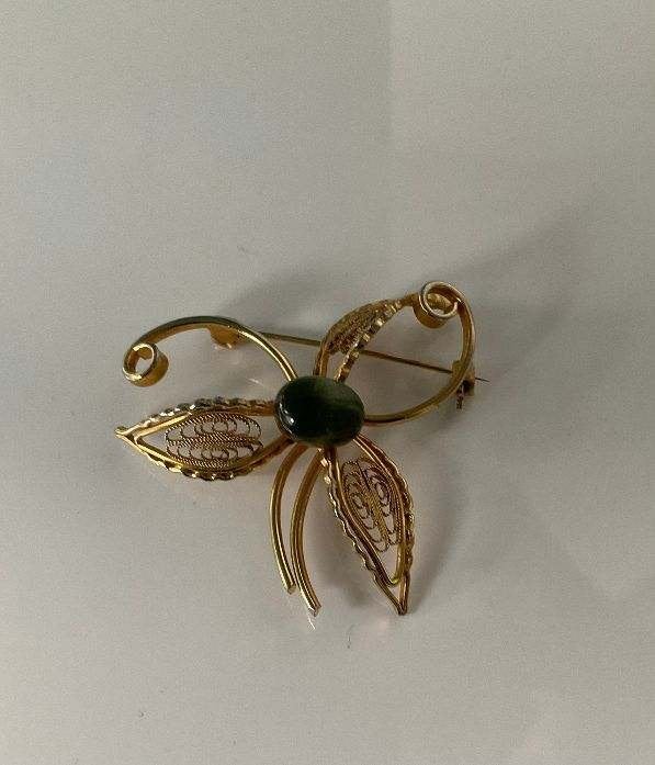 broche speld filigrain groene steen vintage bladmotief, Overige materialen, Ophalen of Verzenden, Zo goed als nieuw, Met edelsteen