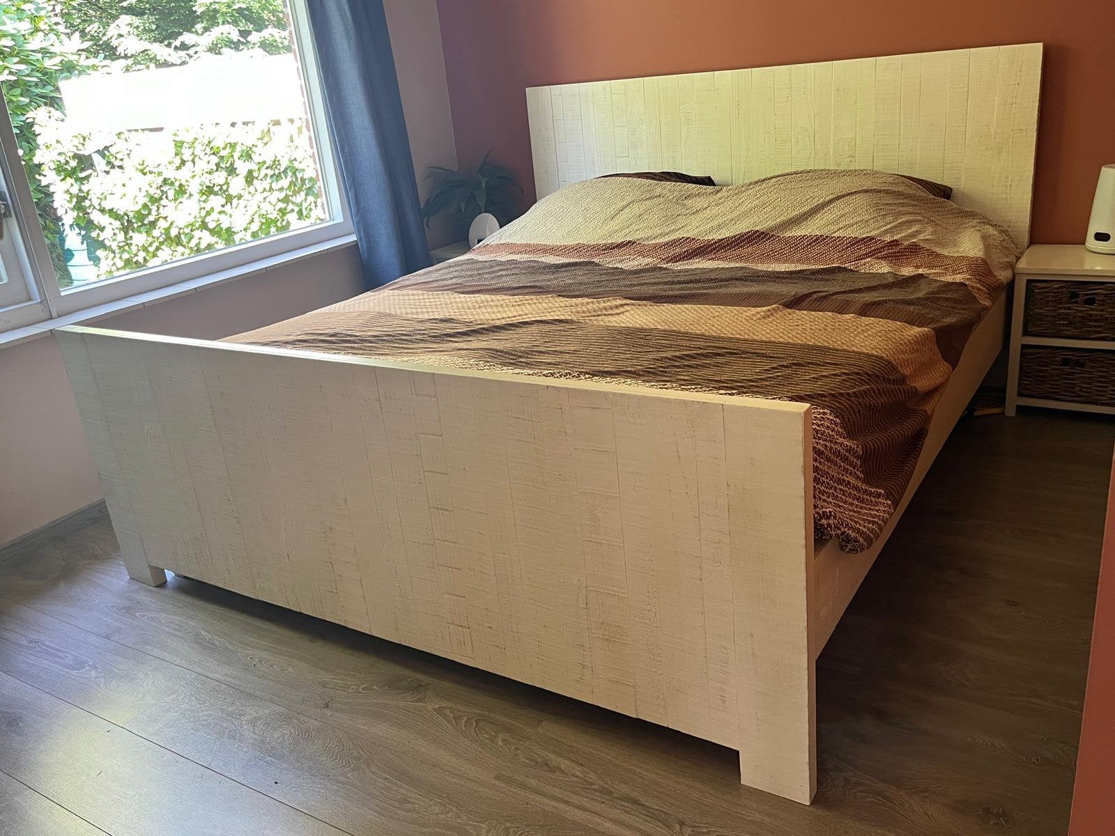 Houten Bed Wit (180x210) + 2 Lattenbodems & 2 Nachtkastjes, Ophalen, 210 cm, Tweepersoons, Zo goed als nieuw