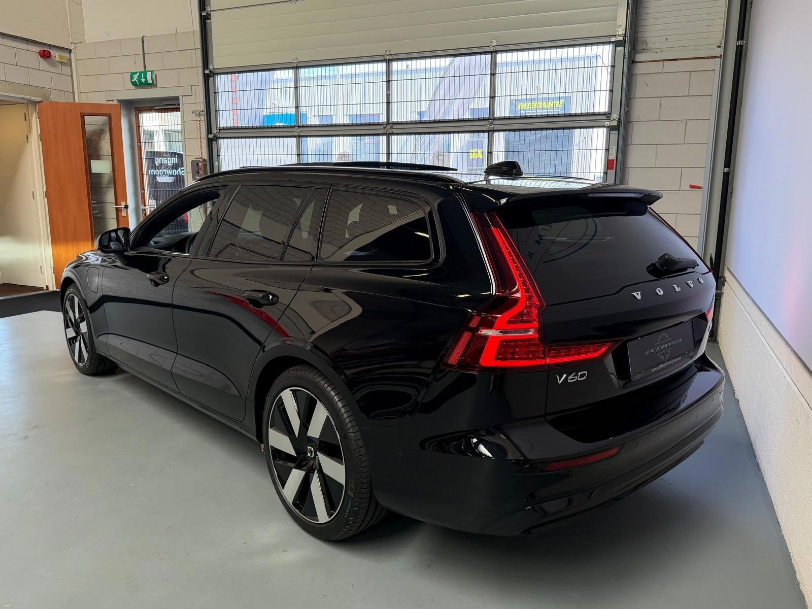 Volvo V60 2.0 T6 Plug-in hybrid AWD Ultra Dark, Pano, HUD, L, Auto's, Automaat, Dealer onderhouden, 4 cilinders, Zwart