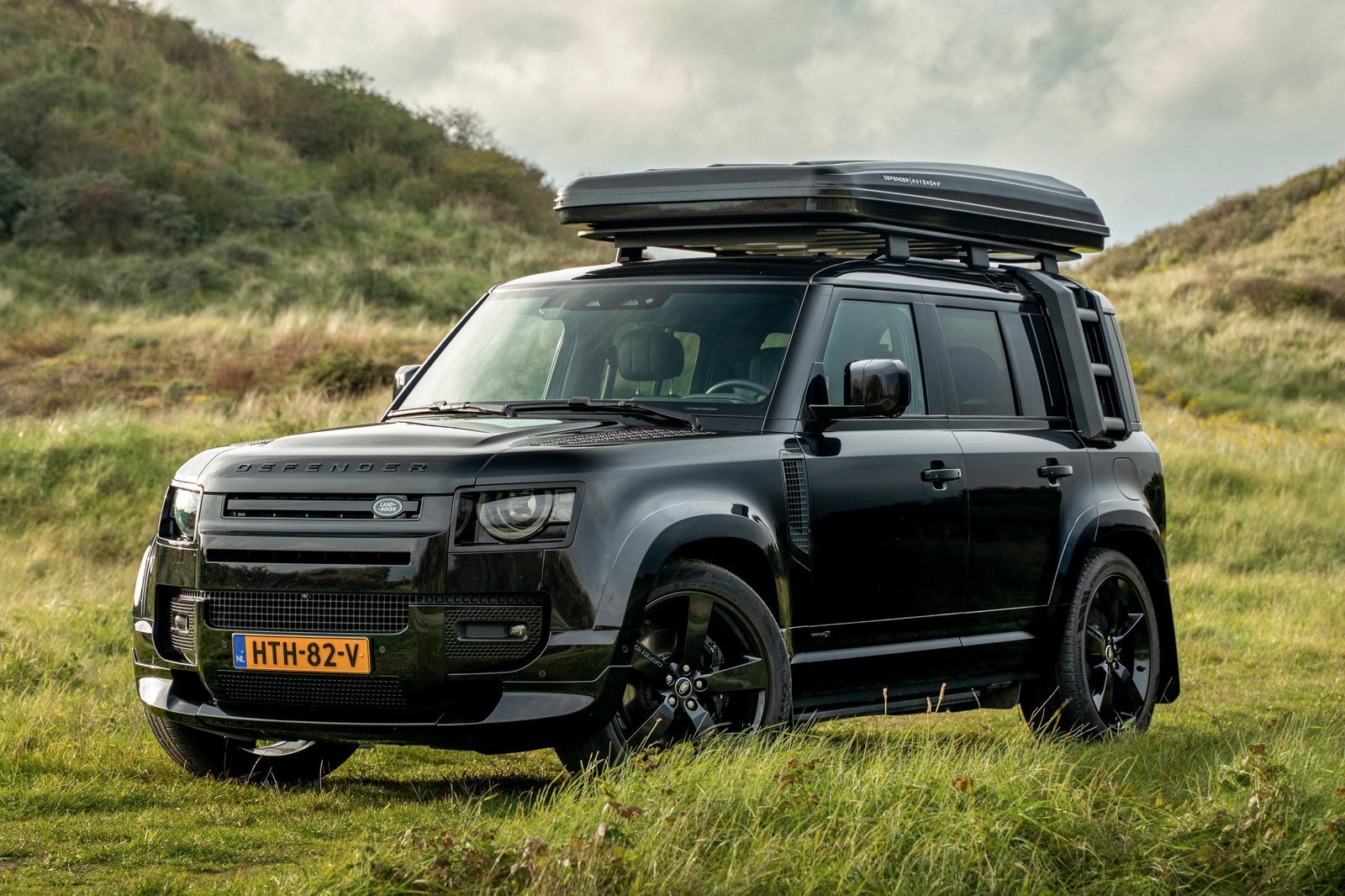 Defender 110 P300e X-Dynamic HSE | Sport Autohome Expedition, Auto's, Automaat, Dealer onderhouden, 3000 kg, Zwart