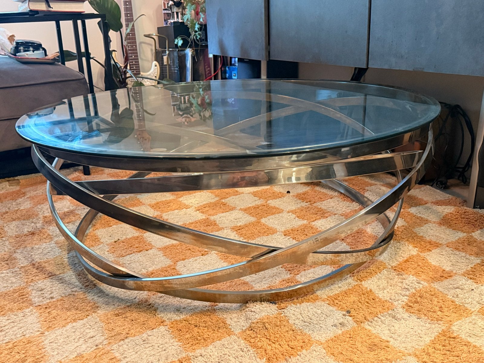 Moderne ronde salontafel met glazen blad, Huis en Inrichting, Tafels | Salontafels, Ophalen of Verzenden, Zo goed als nieuw, Rond