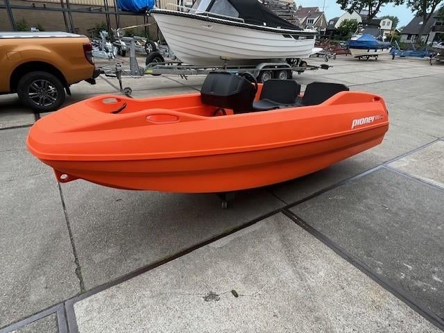 ORANJEKOORTS MET DEZE PIONER GO & YAMAHA 9.9 PK MOTOR, Ophalen, Nieuw, Info@nautamaritiem.nl, Hoge rijndijk 215