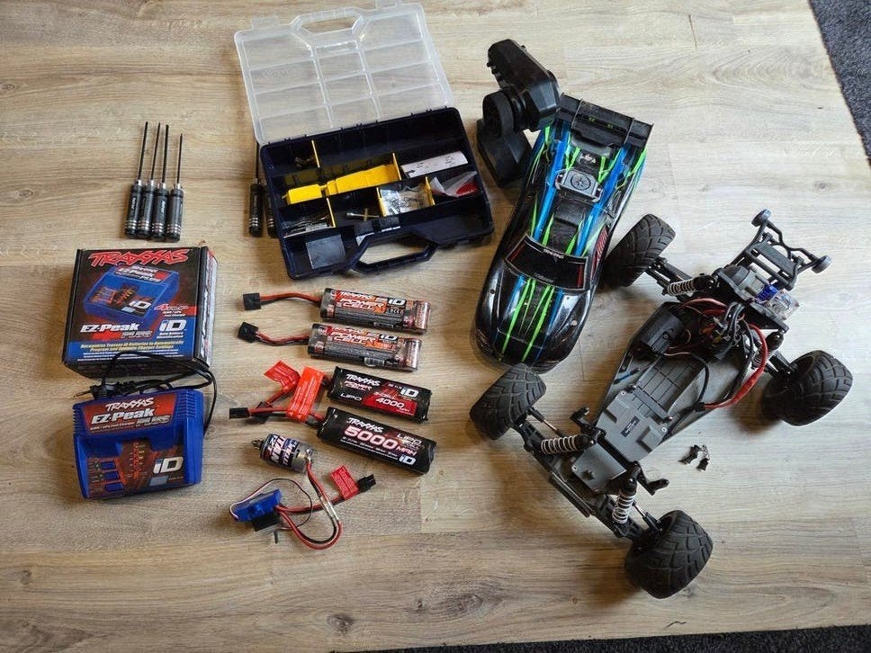 Traxxas Rustler 2wd VXL RC Auto met Accu's en Lader, Elektro, Auto offroad, Ophalen of Verzenden, Zo goed als nieuw