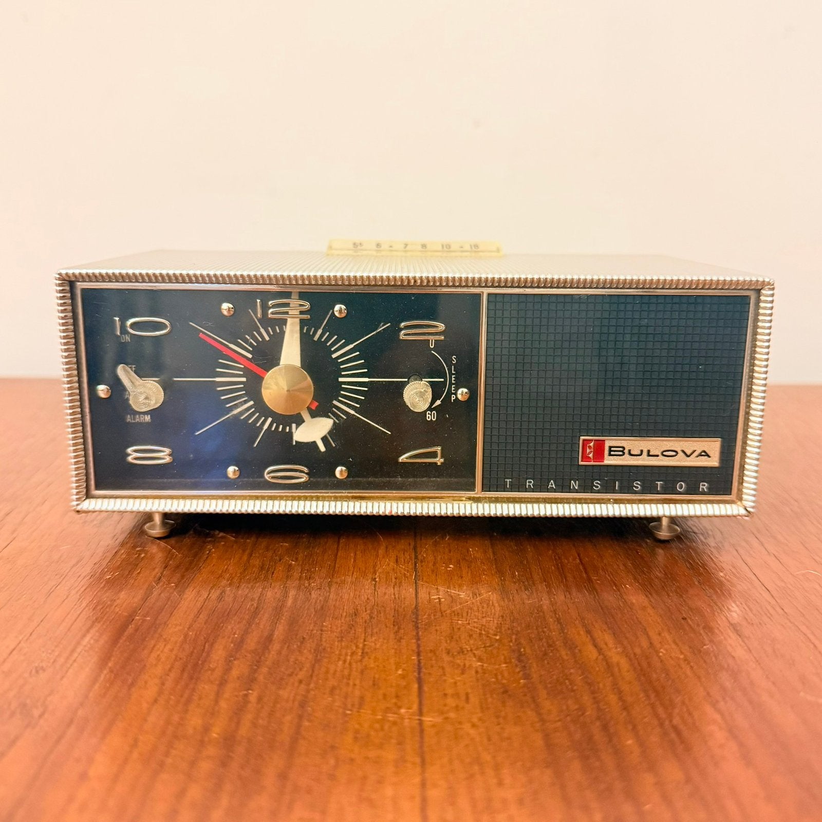 VINTAGE BULOVA 130 WEKKERRADIO – PERFORMER KLOKRADIO 1960, Antiek en Kunst, Antiek | Tv's en Audio, Verzenden