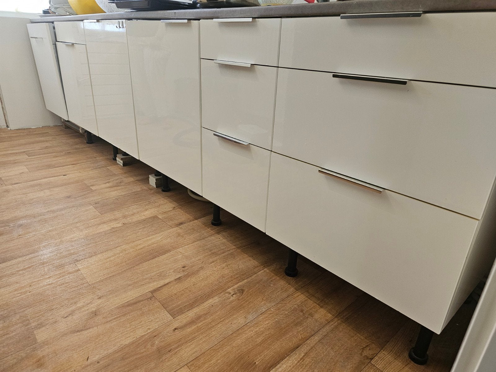 Keuken met betonlook werkblad en apparatuur, Ophalen, Gebruikt, Wit, Overige typen