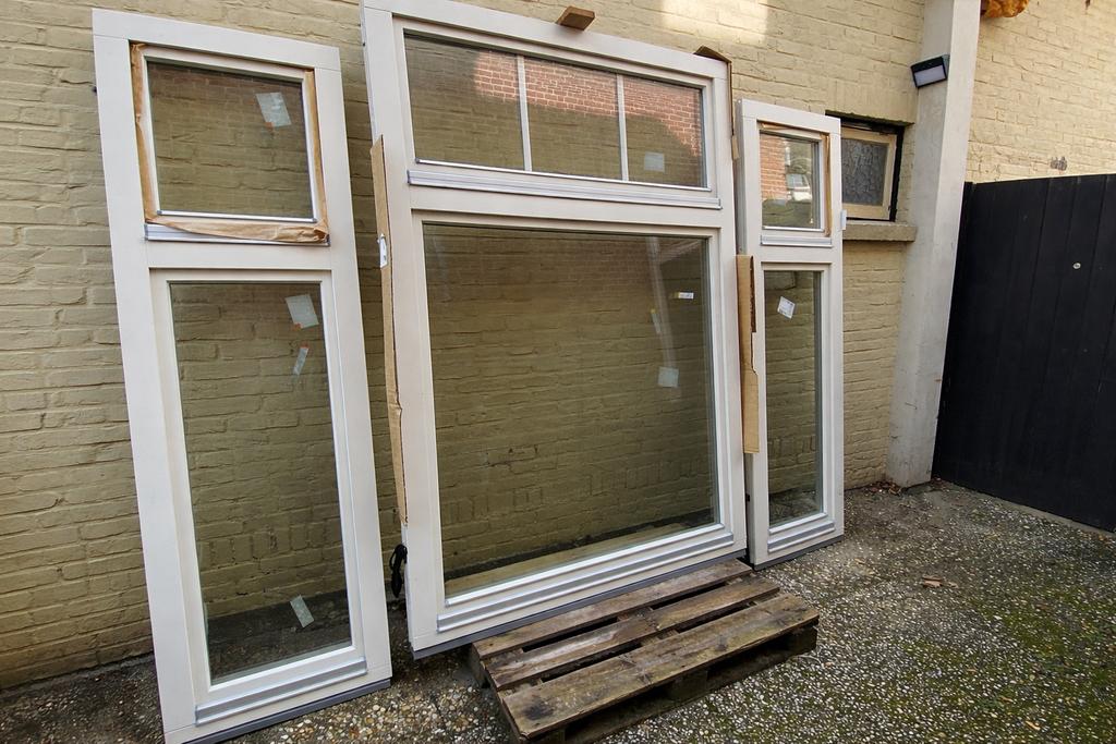 Nieuwe houten erker kozijnen met draai-kiepramen HR++, Ophalen, Gevelraam of Ruit, Nieuw, 160 cm of meer