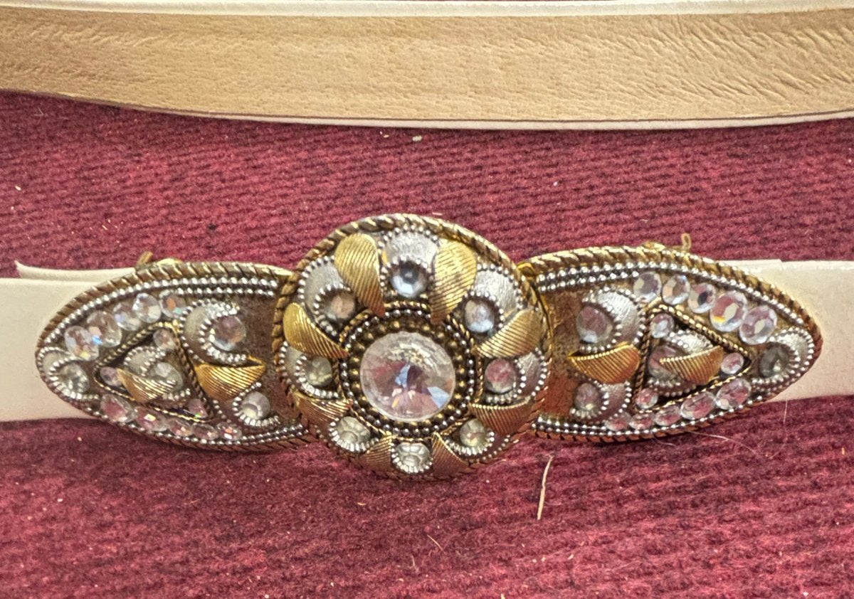 Crèmekleurige riem met strass en goudkleurige gesp, Ophalen of Verzenden, Gedragen, Overige kleuren, 90 tot 100 cm