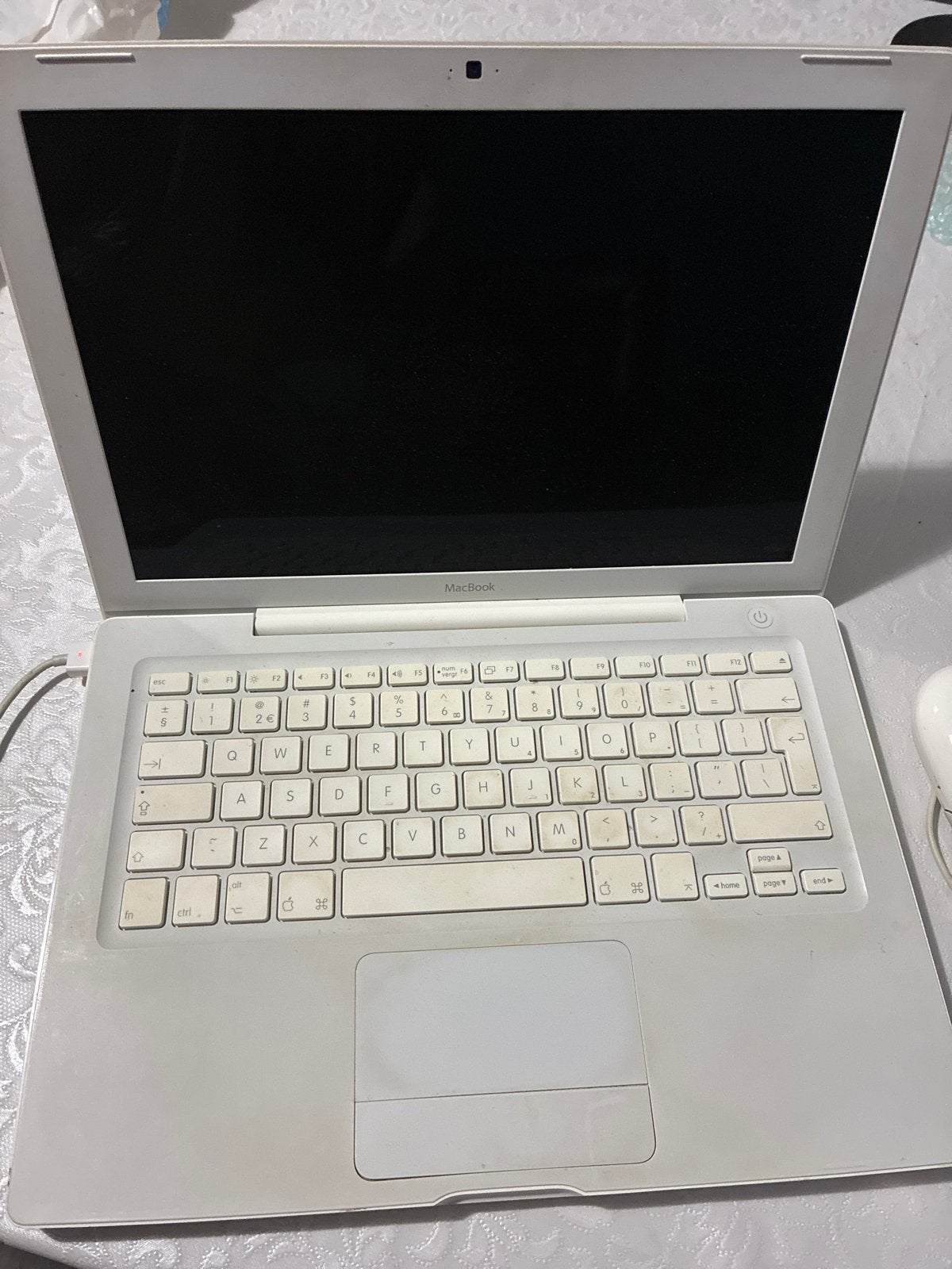 Witte Apple MacBook met muis en oplader, Computers en Software, Apple Macbooks, Gebruikt, Qwerty, 13 inch, Ophalen of Verzenden