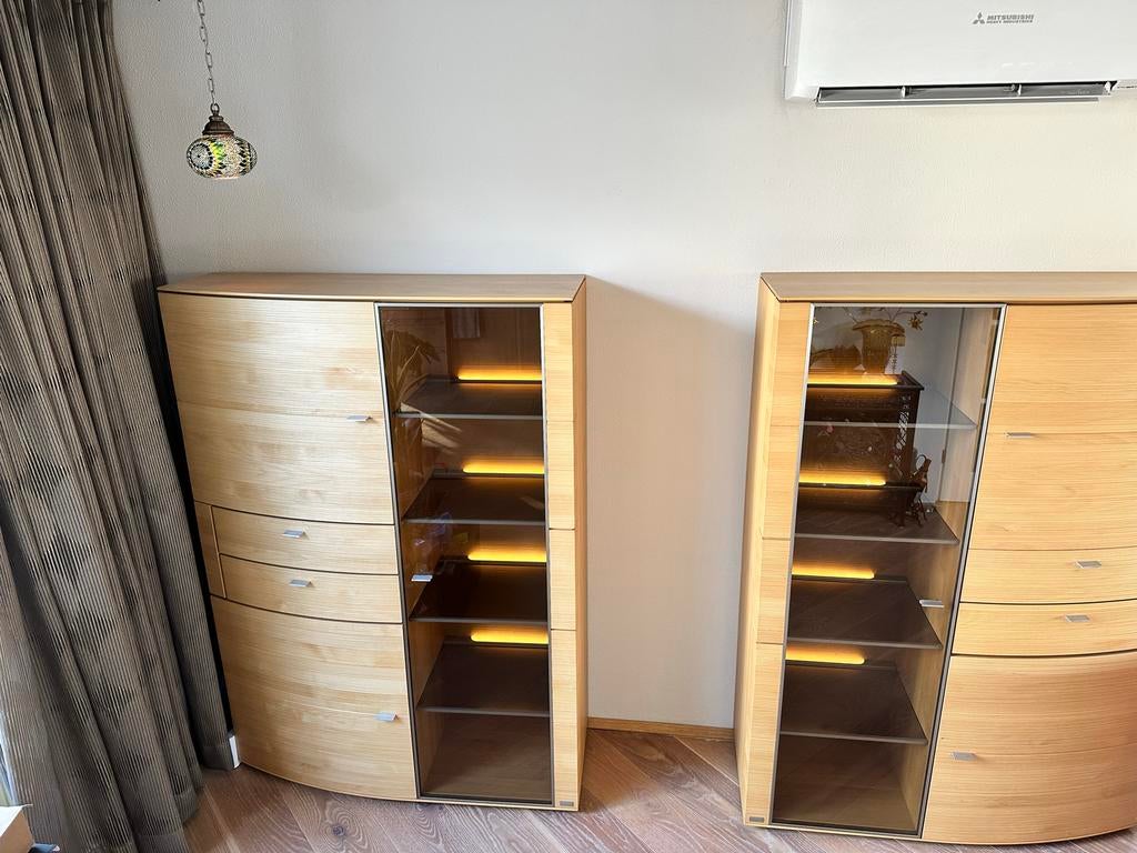 Twee design massief houten vitrinekasten van Hartmann, Ophalen, Met deur(en), Glas, Design