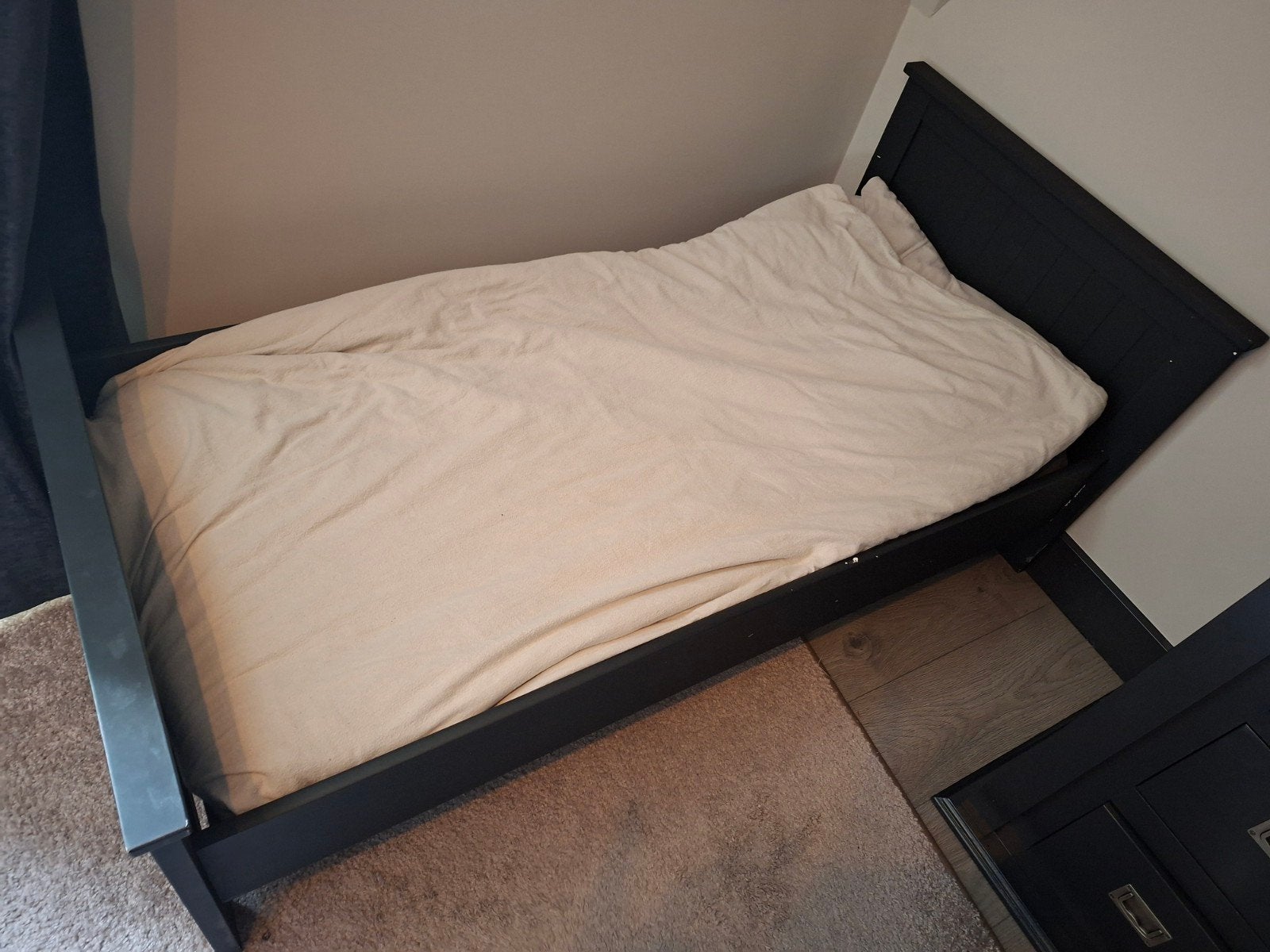 gratis Zwart kinderbed met valhekje en optioneel matras, Ophalen, Gebruikt, Eenpersoons, Zwart