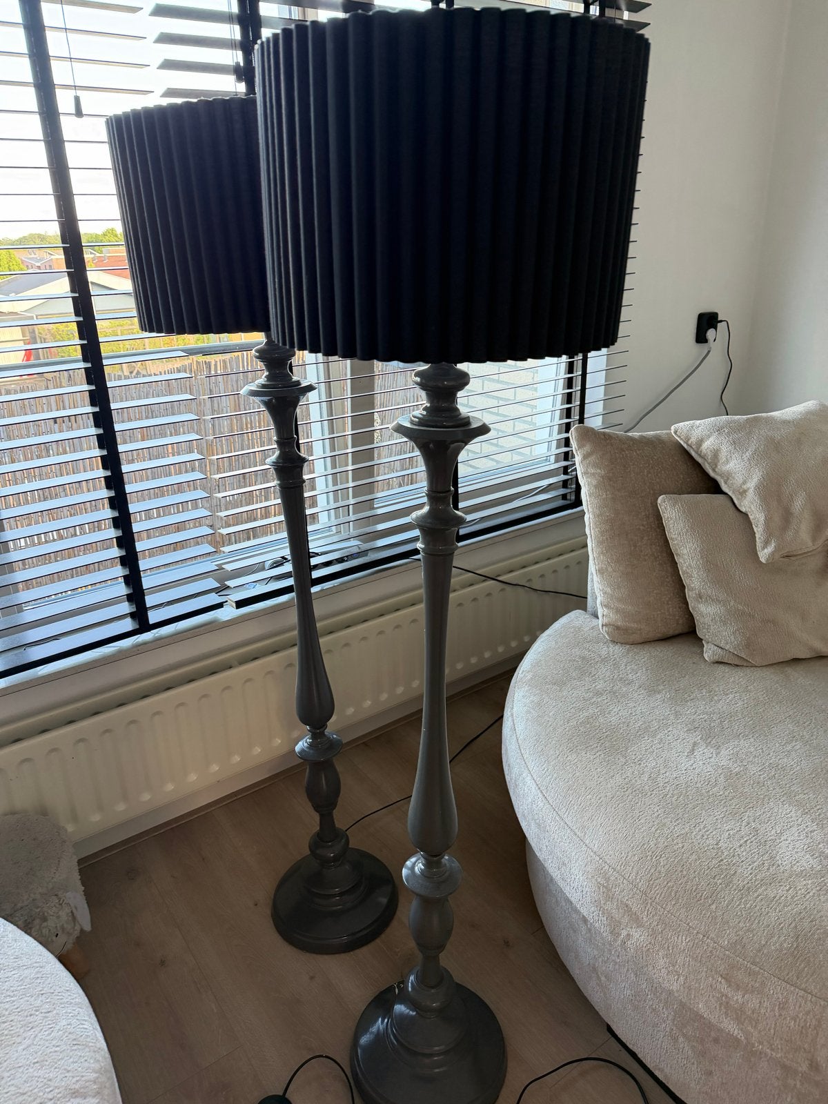 Set van 2 Staande Lampen met Zwarte Plissé Kappen, Ophalen of Verzenden, Gebruikt, Hout, 150 tot 200 cm