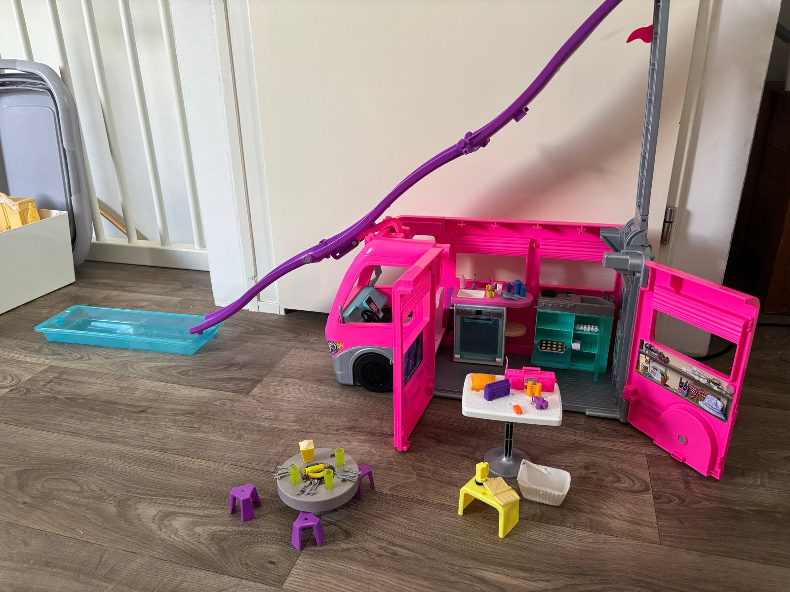 Barbie Camper, Tafelvoetbal, Zwembad, BBQ & Volleybal Set, Ophalen, Gebruikt, Barbie