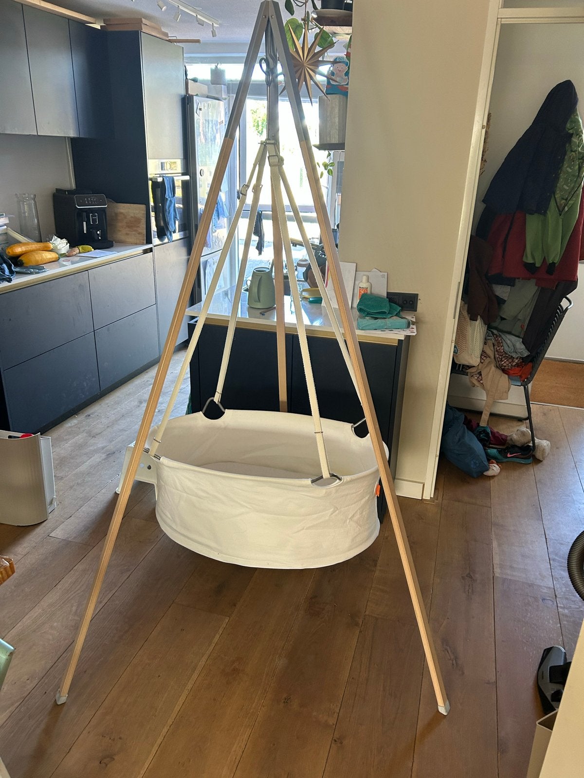 Leander hangwieg met Aerosleep matrasje en driepoot, Kinderen en Baby's, Babywiegjes en Ledikanten, Ophalen, Zo goed als nieuw