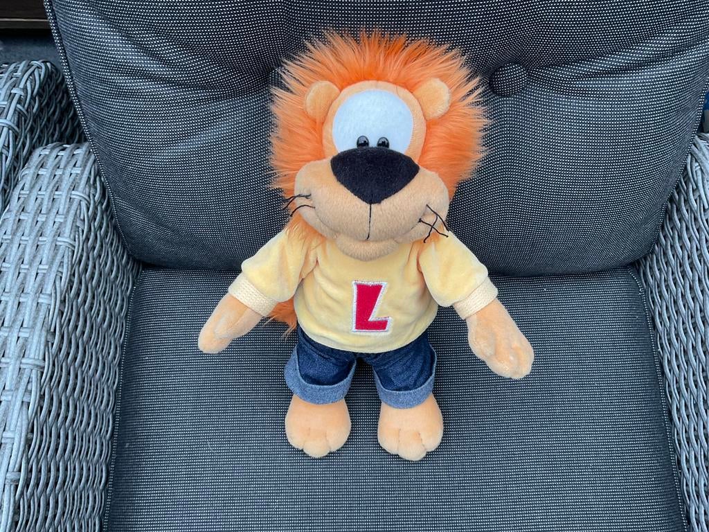 Nieuwe zgan Loeki de Leeuw knuffel gele trui spijkerbroek, Ophalen, Overige figuren, Nieuw, Beeldje of Figuurtje
