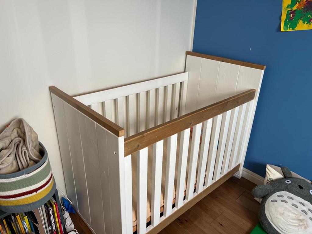 Ledikant/Bedje - Wit met Houten Details, Kinderen en Baby's, Babywiegjes en Ledikanten, Ophalen, Gebruikt, Ledikant