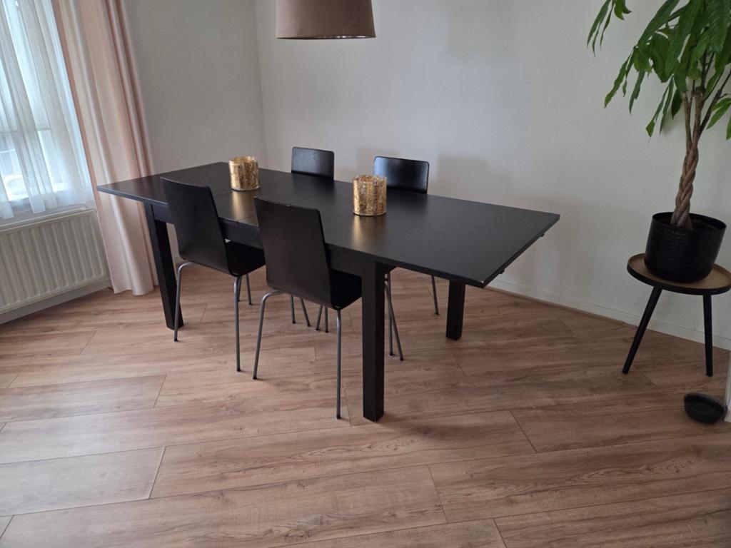Ikea tafel en 4 stoelen., Huis en Inrichting, Stoffering | Vloerbedekking, Gebruikt, 75 m² of meer, Zwart, Ophalen of Verzenden