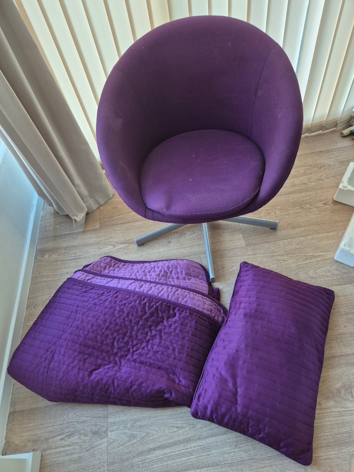 ikea Paarse draaibare fauteuil met deken en kussen, Huis en Inrichting, Ophalen, Gebruikt, Overige kleuren, Metaal