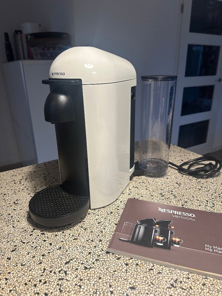Nespresso Vertuo Plus koffiemachine, Gebruikt, Koffiemachine, Ophalen of Verzenden, 1 kopje