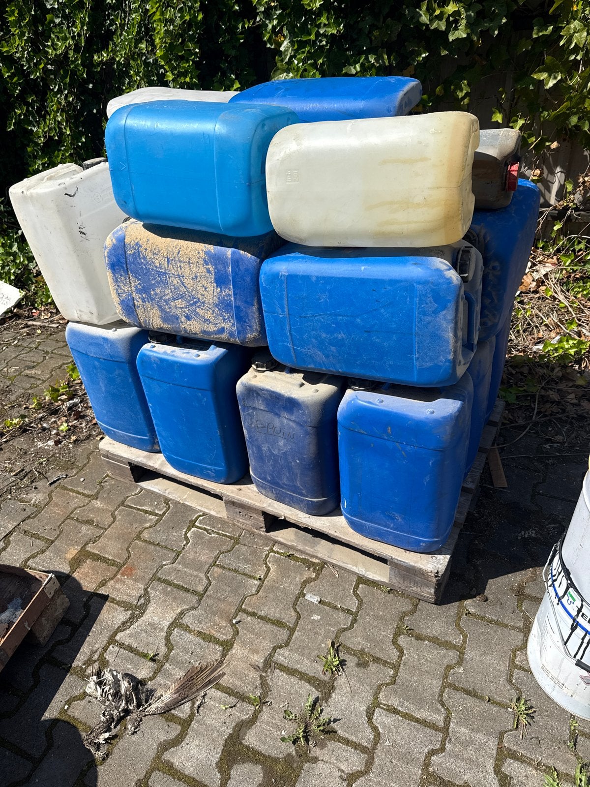 Lege jerrycan benzine, Ophalen