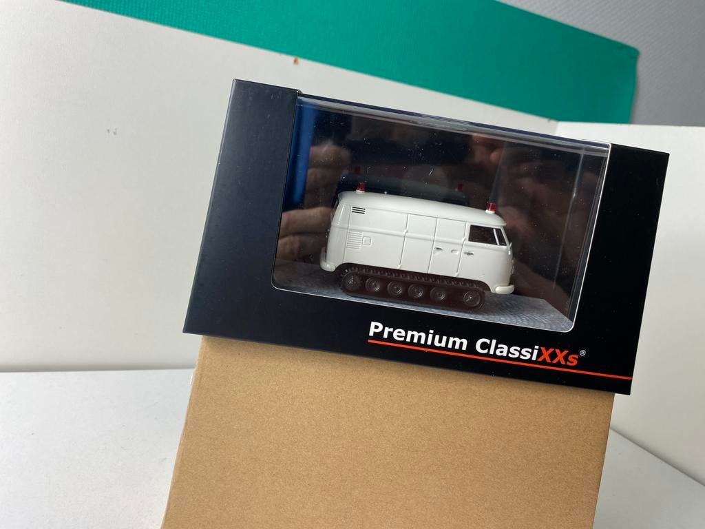 1:43 VOLKSWAGEN T1 “pistenbulli”-sneeuwvoertuig Austria, Hobby en Vrije tijd, Modelauto's | 1:43, Ophalen of Verzenden, Zo goed als nieuw