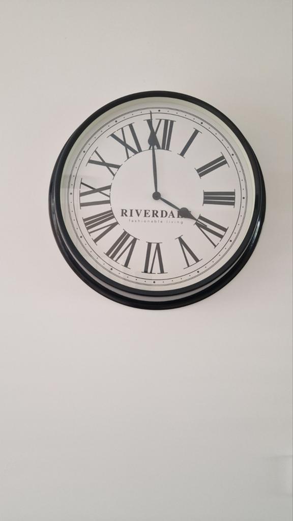 Riverdale Wandklok met Romeinse Cijfers, Huis en Inrichting, Woonaccessoires | Klokken, Gebruikt, Wandklok, Analoog, Ophalen