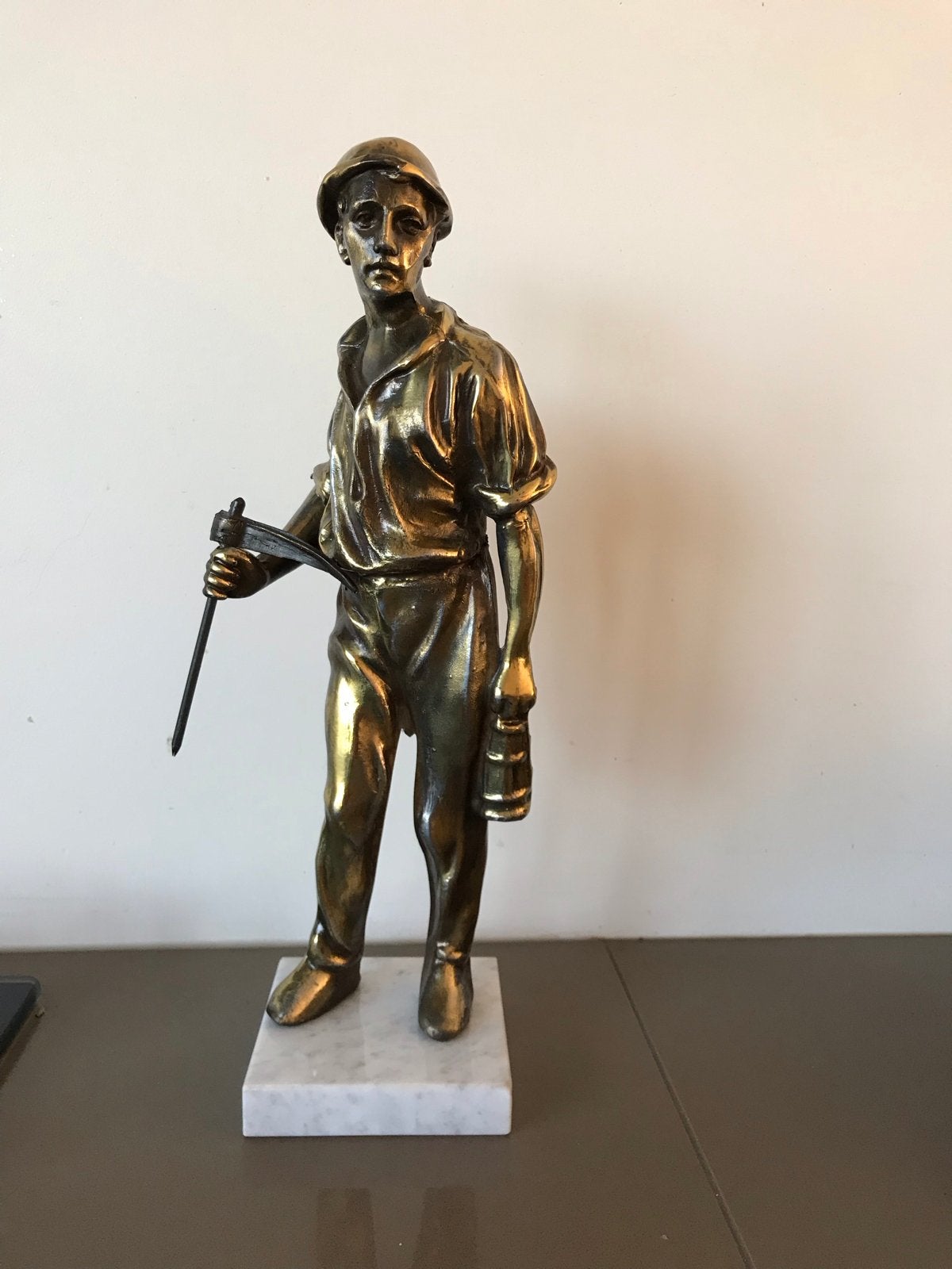 Bronzen beeld mijnwerker op marmeren sokkel, Ophalen of Verzenden, 20 - 50 cm, Beeld, Goud