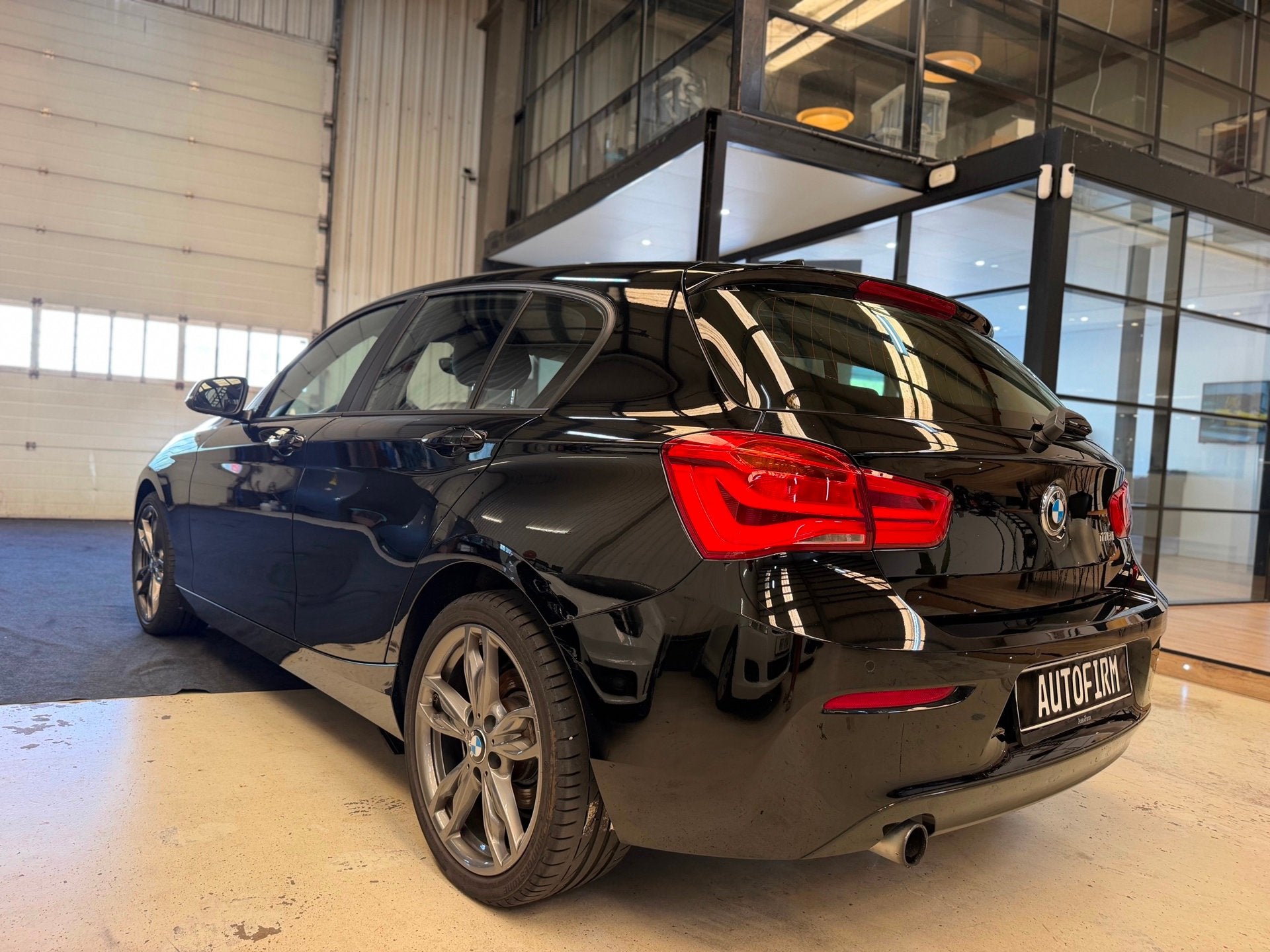 BMW 1-serie 118i Dealer Onderhouden garantie Mogelijk 18'LM, Auto's, 1-Serie, Zwart, Origineel Nederlands, Bedrijf