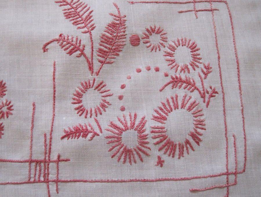 Antiek handgeborduurd kleedje met roze/rode bloemen, Ophalen of Verzenden