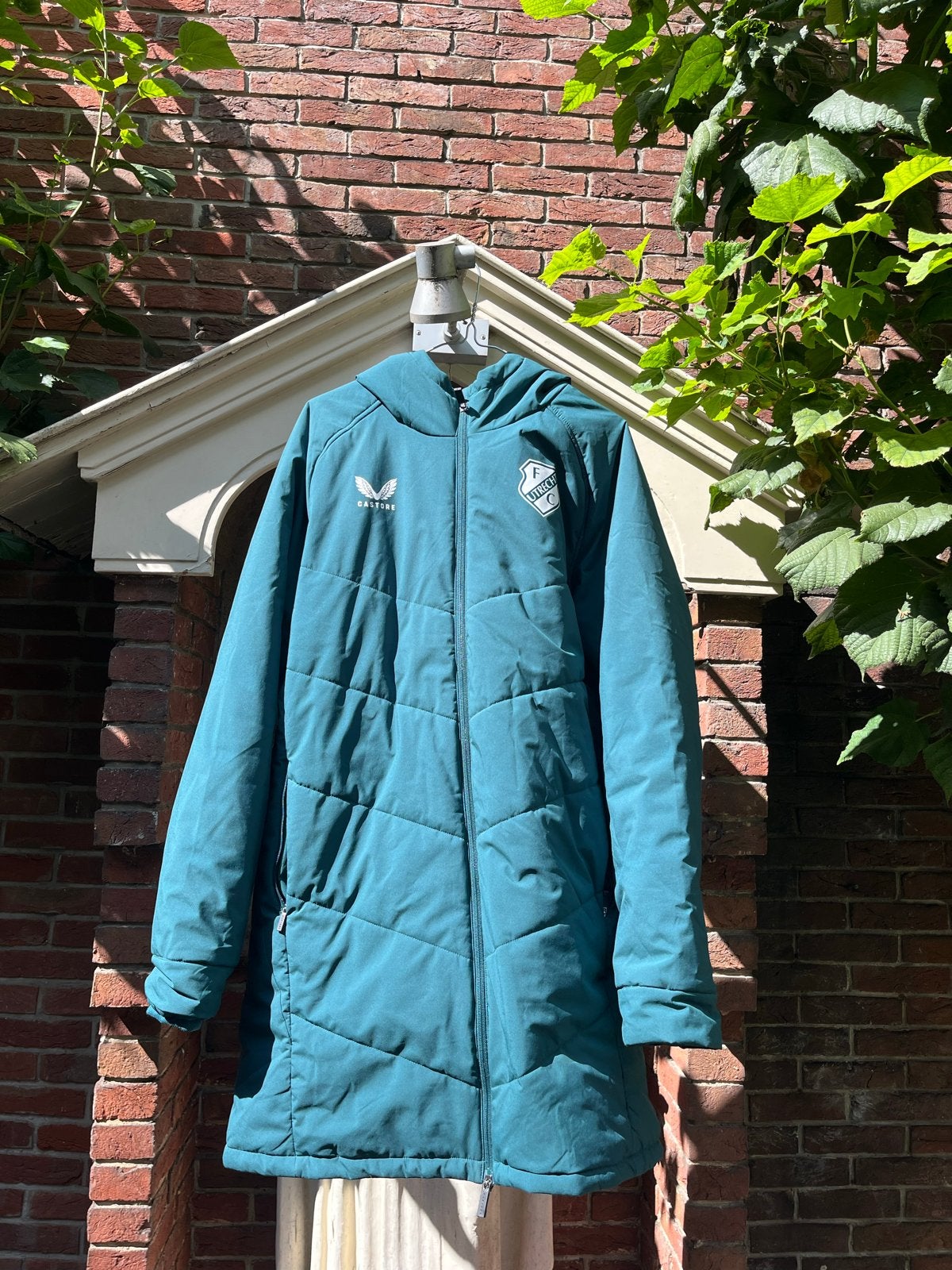 Castore FC Utrecht Winterjas 25/26 - Maat L, Kleding | Heren, Ophalen of Verzenden, Zo goed als nieuw, Maat 52/54 (L), Groen